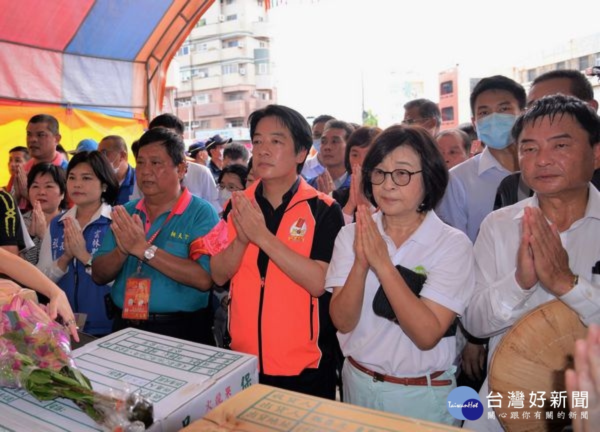 白沙屯媽祖進香隊伍抵達北港,沿途虔誠信眾爭相跪拜,人龍綿延數公里,副總統賴清德等人接駕陪行,警方動員交管維安。