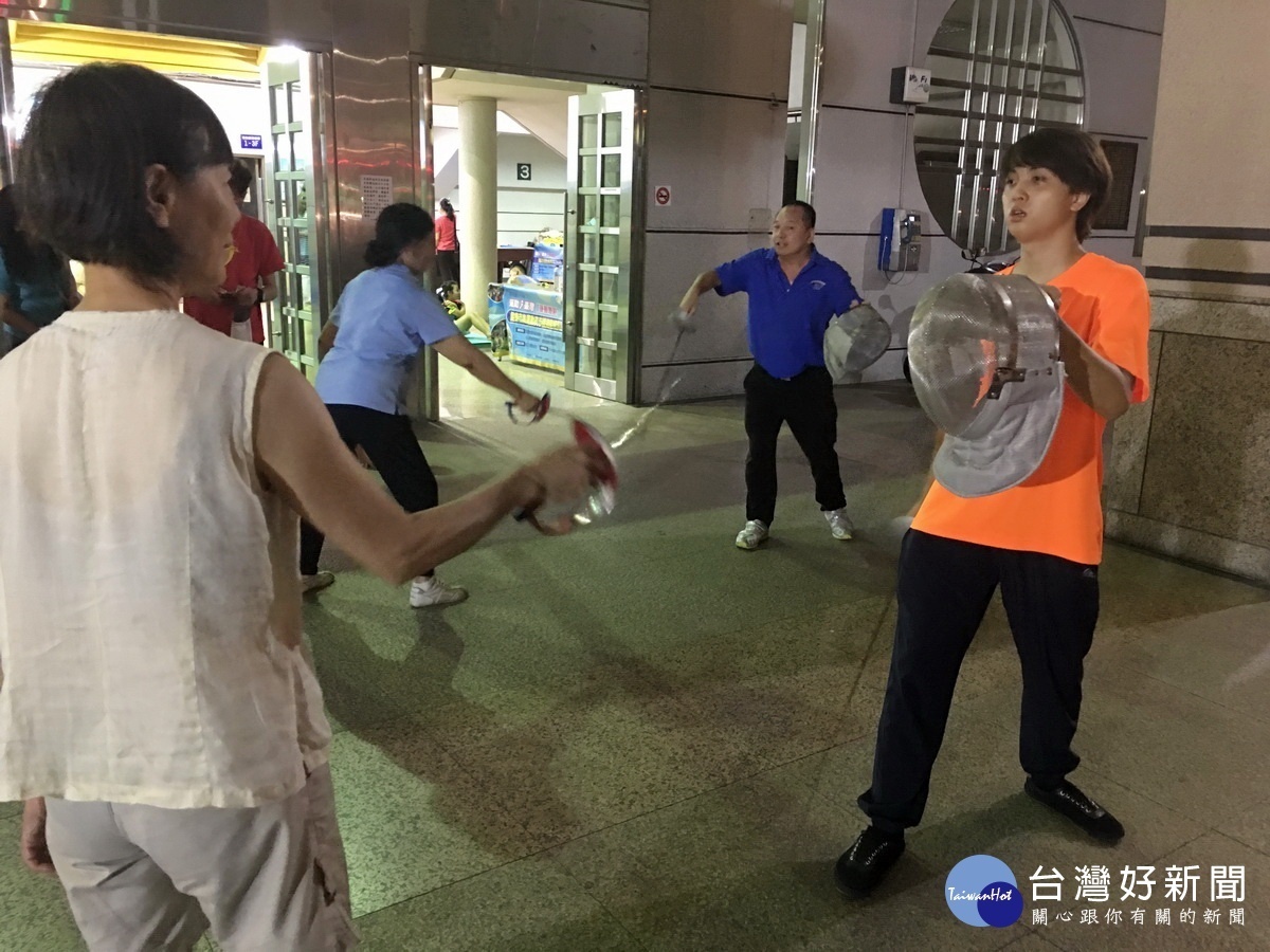 擊劍快又準得分於一瞬間。(記者扶小萍攝)