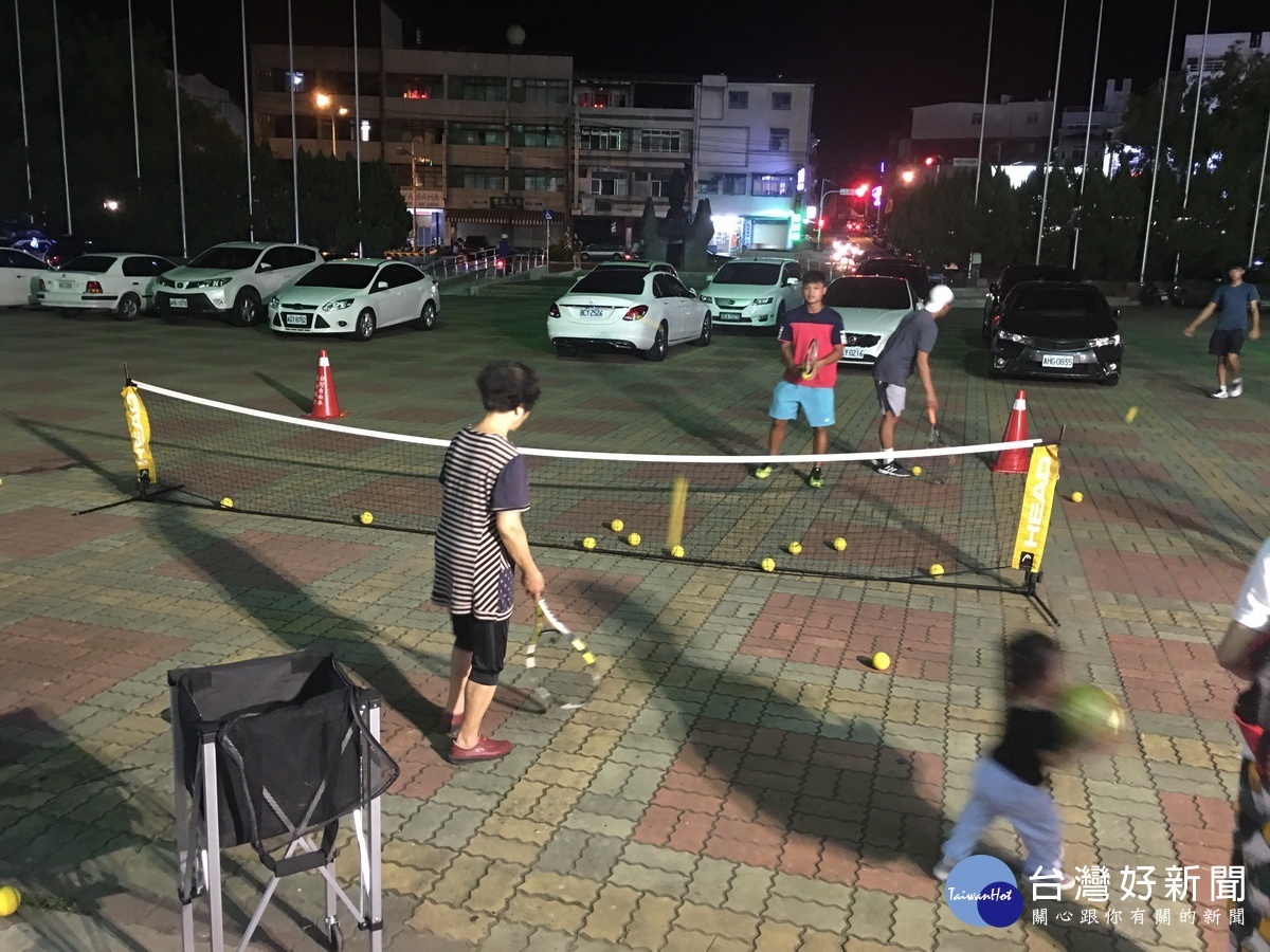網球體驗老少咸宜。(記者扶小萍攝)