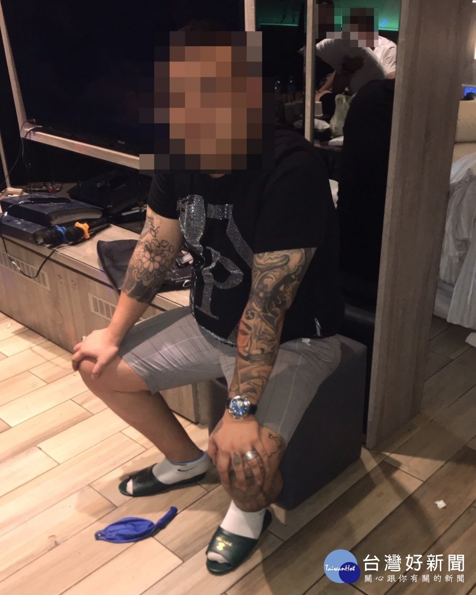黑幫自詡正義聯盟實施私刑,警方一舉緝獲消弭惡徒氣焰。