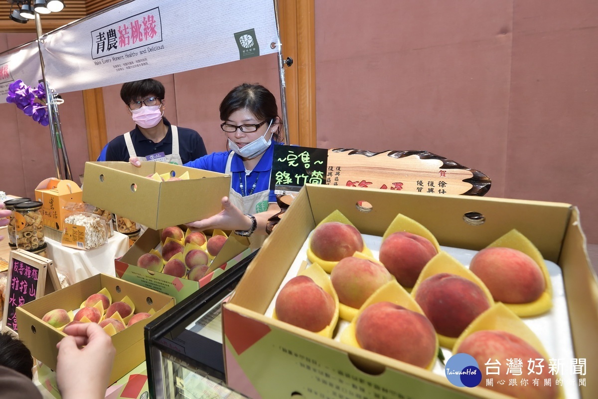 桃園市政府青年事務局打造「青農桃園隊」，協助桃園青農拓展新的銷售通路。