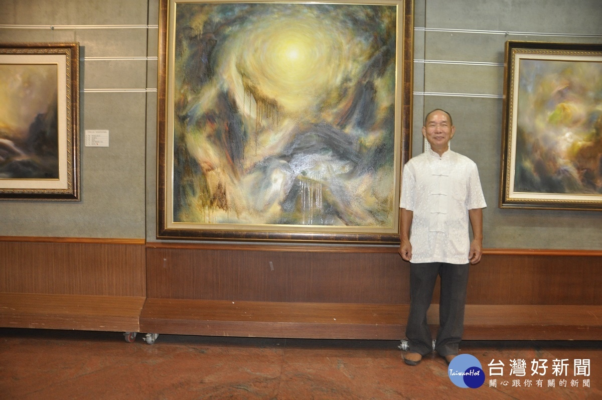 旅法藝術家吳庚寅與他的作品「世紀之光」。