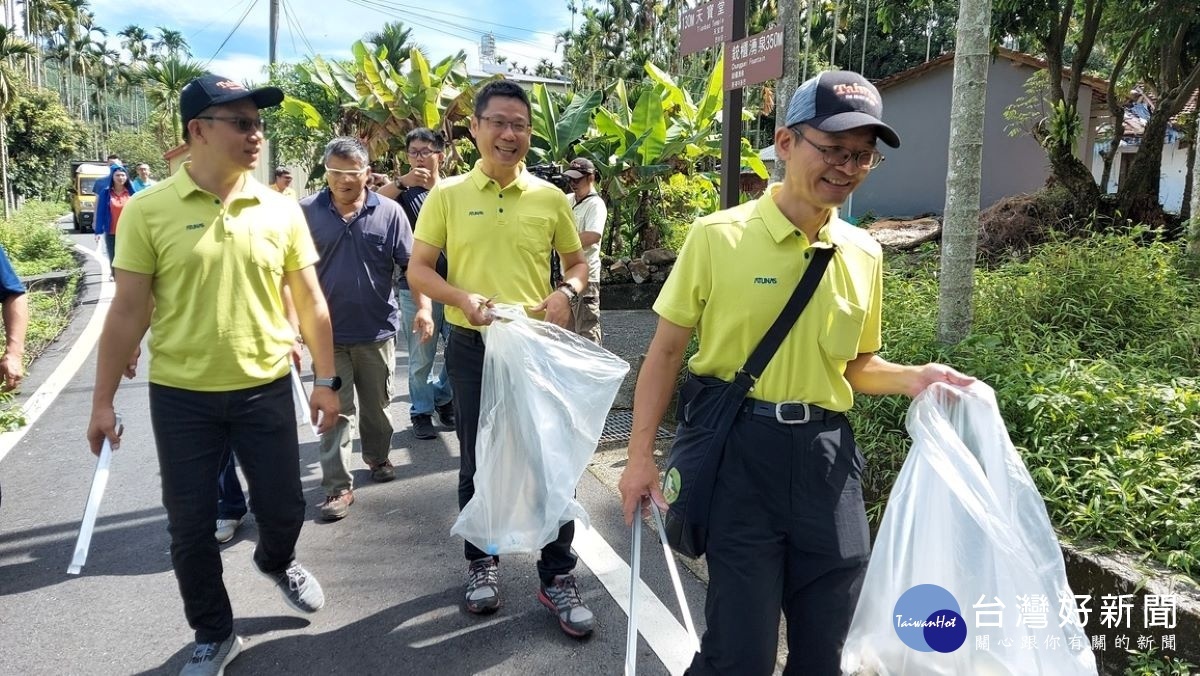 日管處同仁一起參與淨山活動宣傳愛護山林觀念。