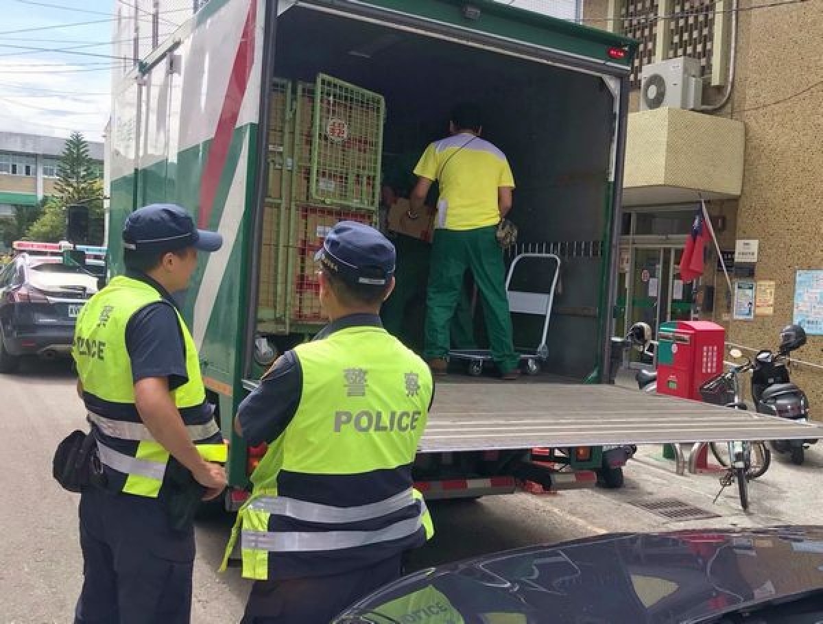 郵局將於15日起販售紙本振興三倍券,北港警分局派遣制服警力全副武裝高規格戒護,陸續派送到轄內7個郵局支局。