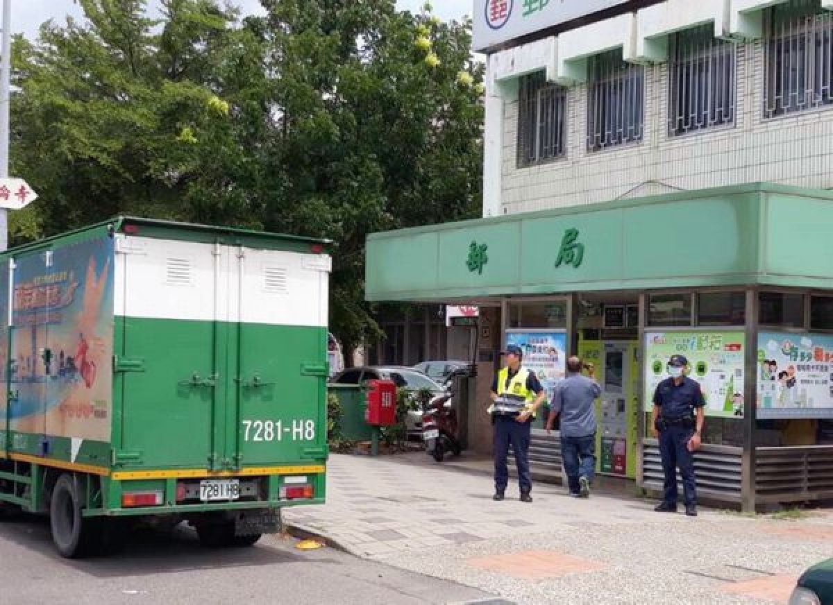 郵局將於15日起販售紙本振興三倍券,北港警分局派遣制服警力全副武裝高規格戒護,陸續派送到轄內7個郵局支局。