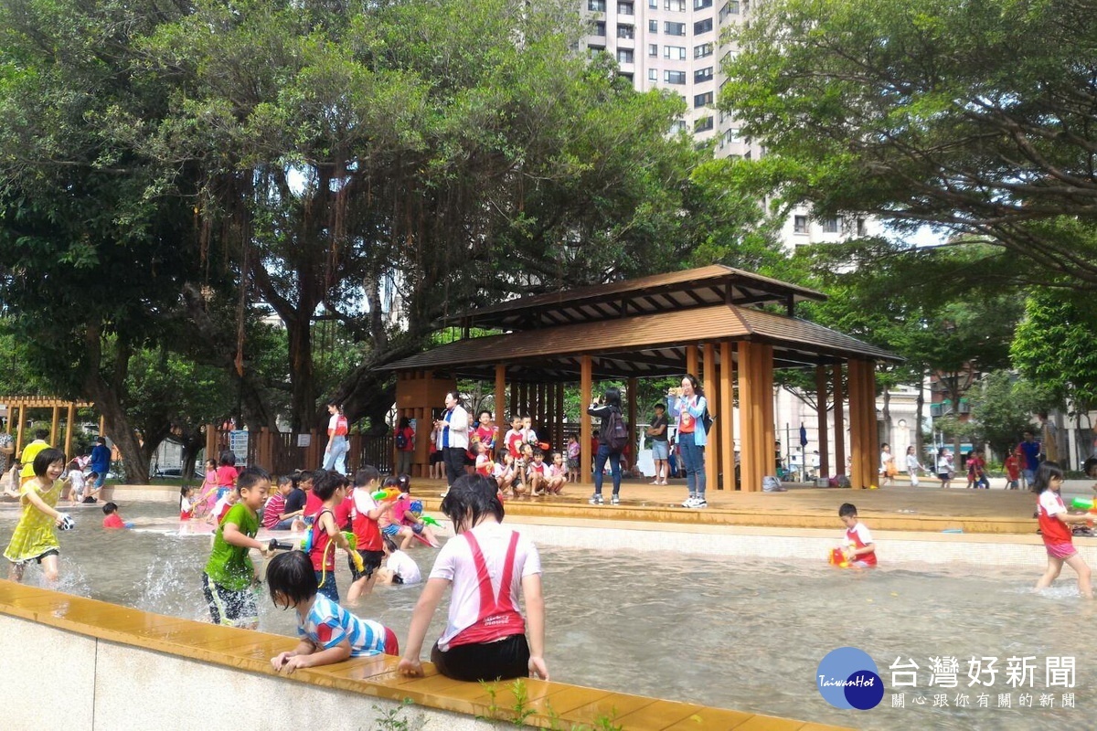 隨著疫情趨緩,桃園市各公園的戲水設施將逐步解封。
