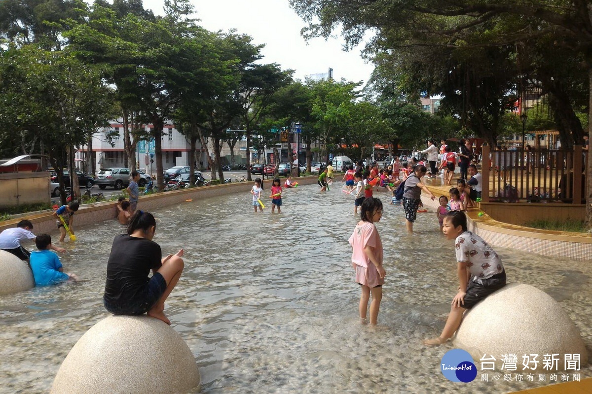 隨著疫情趨緩,桃園市各公園的戲水設施將逐步解封。