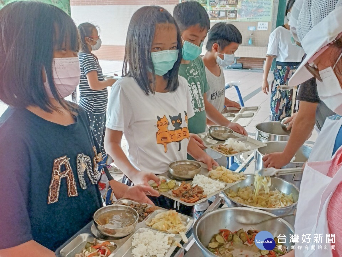 數位聚落董事長 周建緯 得知白冷國小狀況後，首要捐贈為期一年的營養午餐工作營運費，協助學校廚房順利營運以幫助學童能夠營養滿分。