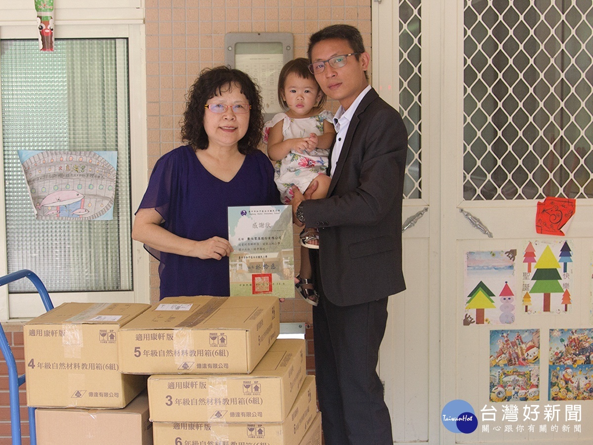 白冷國小校長林伶惠（圖左）特別感謝數位聚落董事長周建緯（圖右）的愛心捐贈，讓學童得到最即時的幫助。