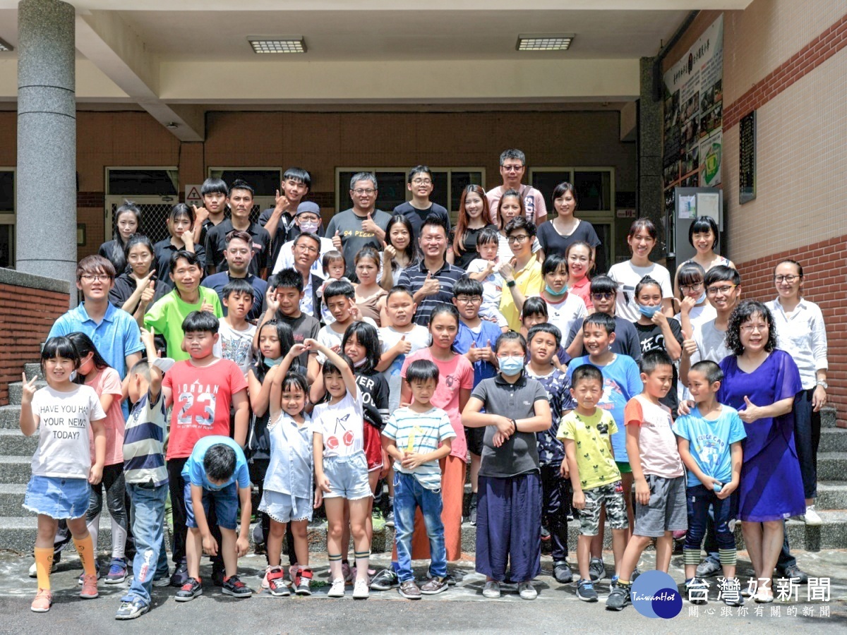 數位聚落與白冷國小師生大合照留念(攝影_吳漾)。