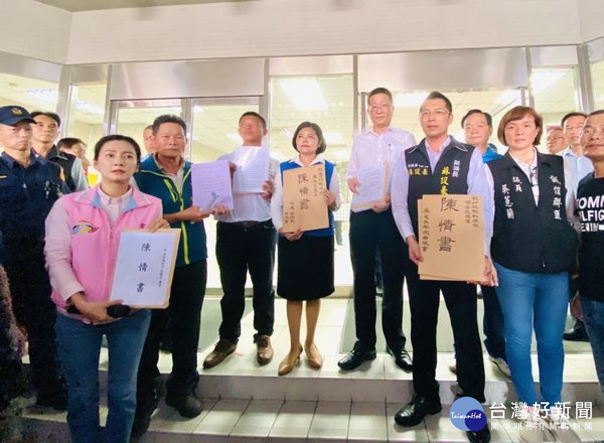 雲林沿海鄉鎮逾200位居民代表,由副議長蘇俊豪、縣議員蔡孟真等人陪同遞送陳情書,建請中央保障沿海居民最基本生活環境、健康安全及農漁牧業永續發展。