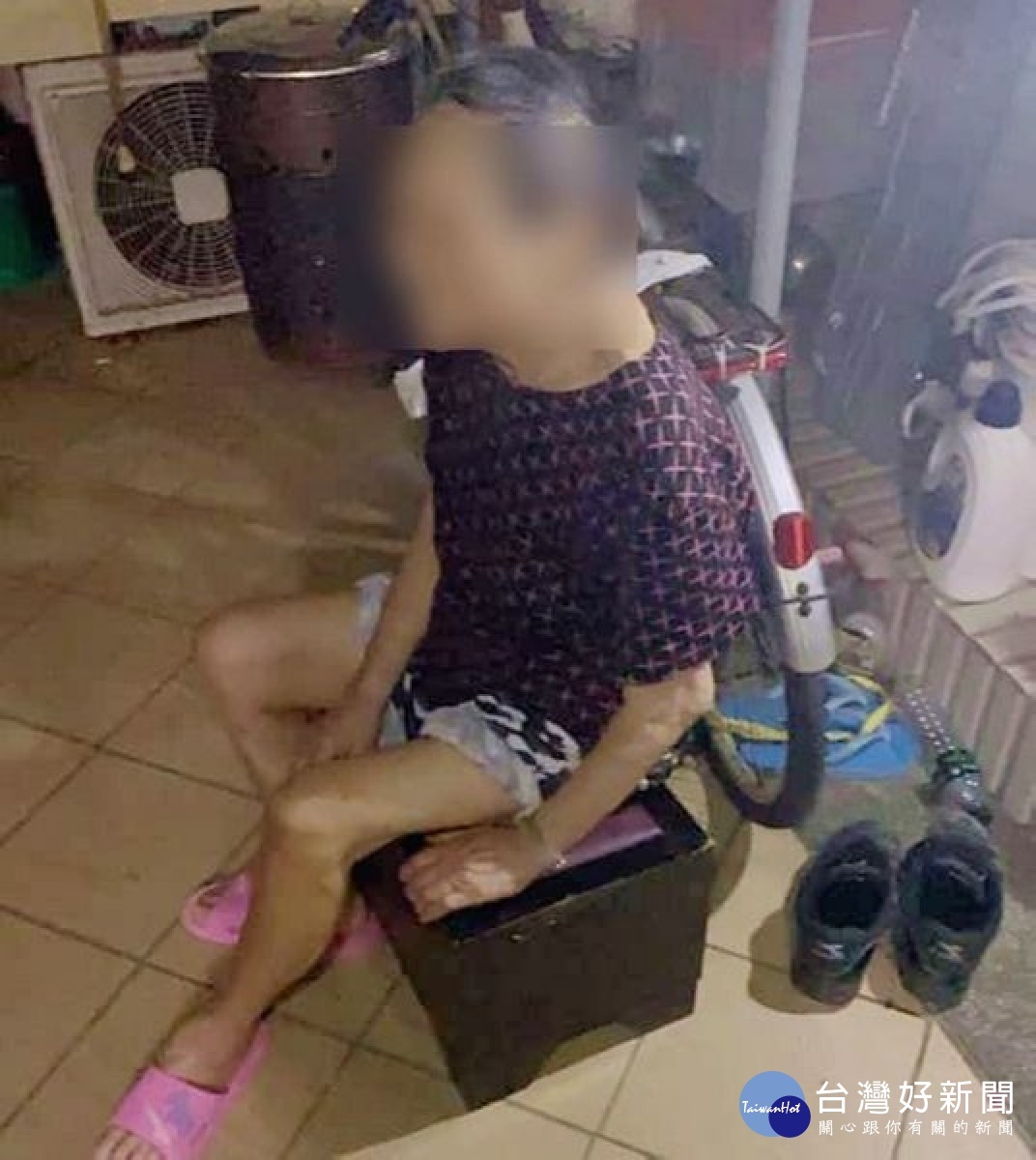 麥寮所獲報民宅前有老婦人迷了路,熱心的員警即刻前往協處,根據地緣關係挨家挨戶探詢,終於找到認識她的鄰居,輾轉聯絡家屬將她安全接回。