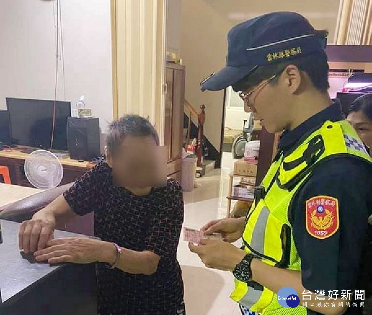 麥寮所獲報民宅前有老婦人迷了路,熱心的員警即刻前往協處,根據地緣關係挨家挨戶探詢,終於找到認識她的鄰居,輾轉聯絡家屬將她安全接回。