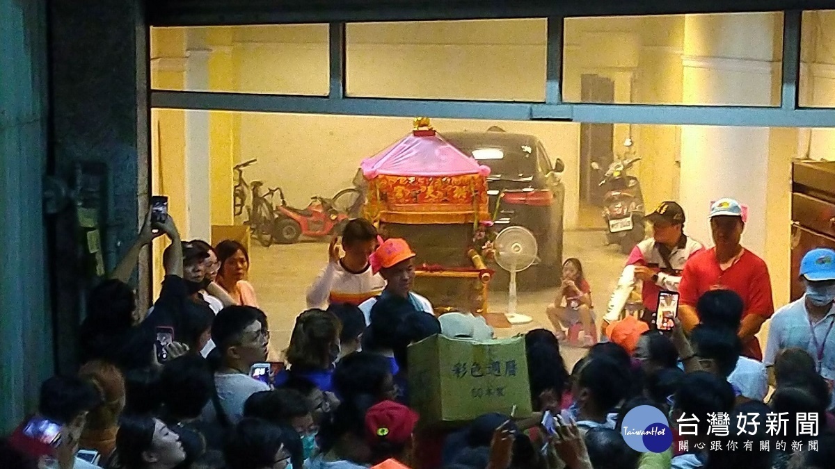白沙屯媽祖回鑾進入彰化迎接盛況空前,今晚駐蹕彰化市中華西路民宅,明天早上四點起駕。