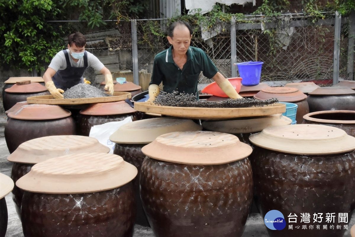 傳統醬油必須等待180日抽取原汁提煉稀釋,才能裝瓶販售,工時工序繁複但保證絕對天然不含防腐劑。