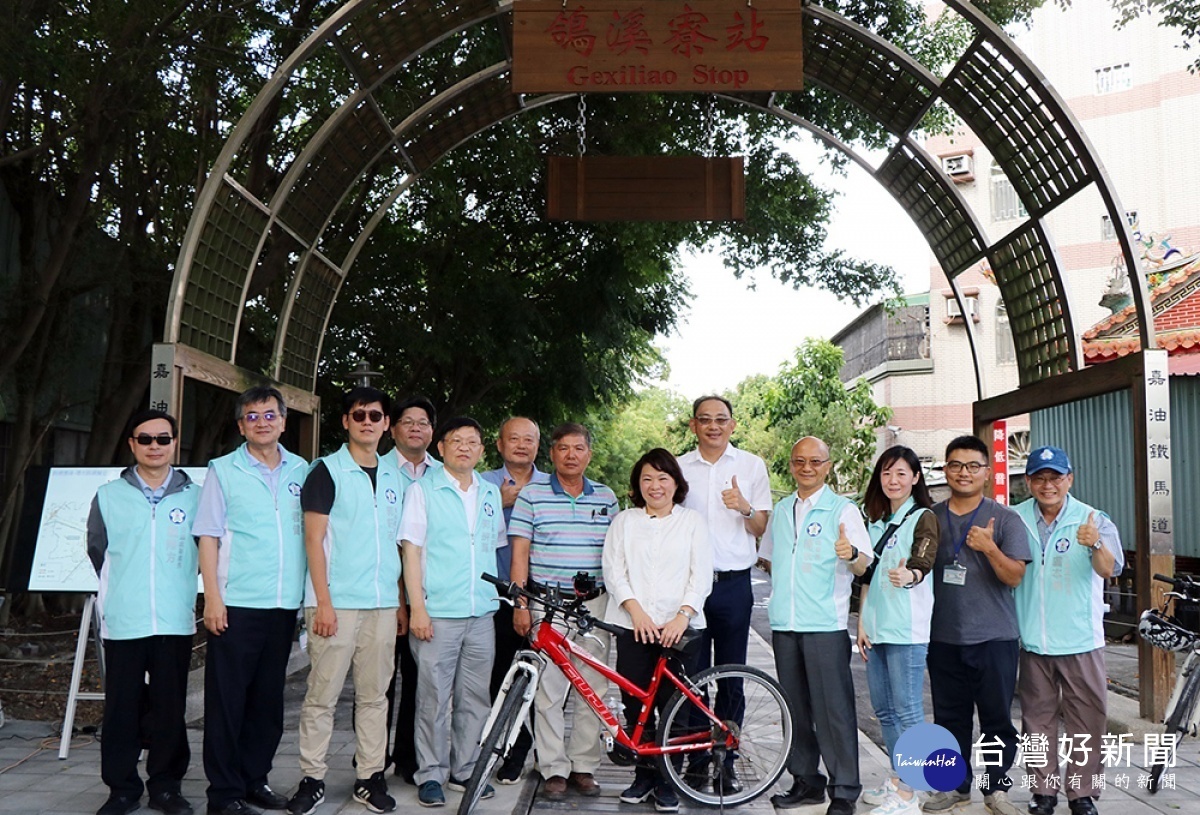 嘉義市長黃敏惠與市府團隊、設計監造及施工單位等，實地視察嘉油鐵馬道工程現況／嘉義市府提供