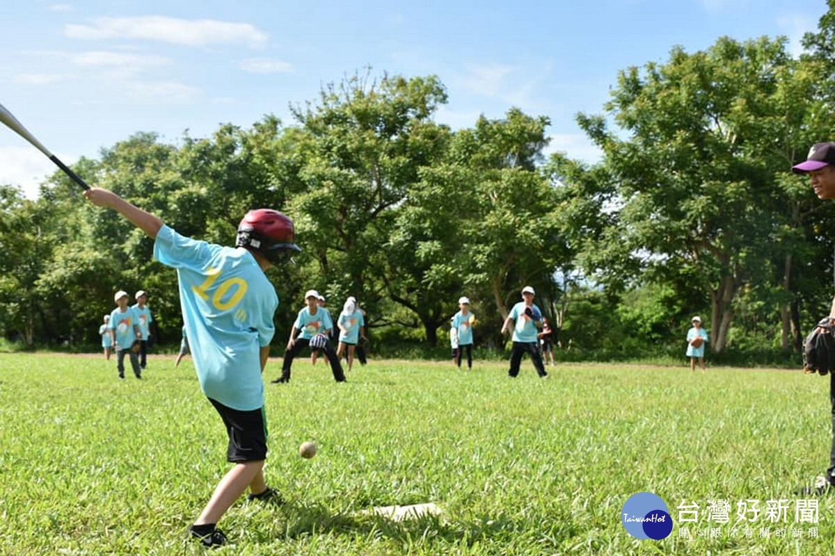 棒球生活營對學童學習、技巧各方都有助益。（爽中青年軍提供）