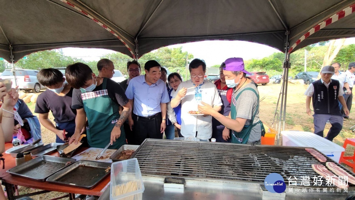 市長鄭文燦品嘗碳烤牛肉，與民意代表一起分享美食。