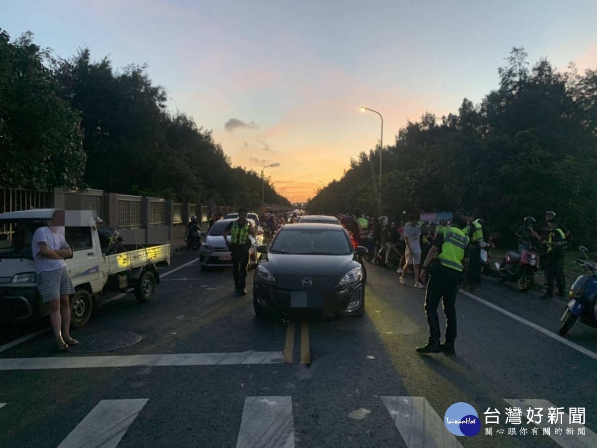 改裝車深夜聚集競速,大園警「口袋戰術」攔查3百多輛汽、機車。