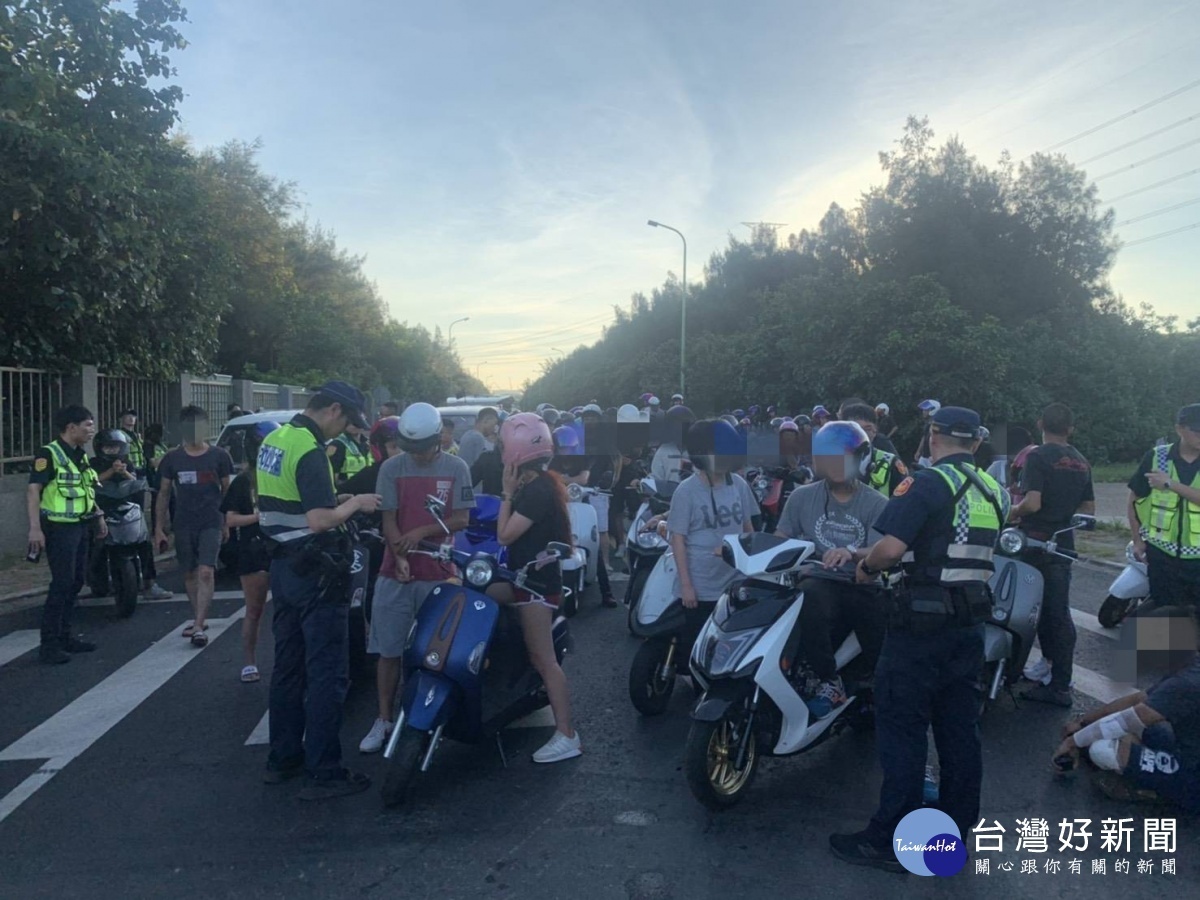 改裝車深夜聚集競速,大園警「口袋戰術」攔查3百多輛汽、機車。