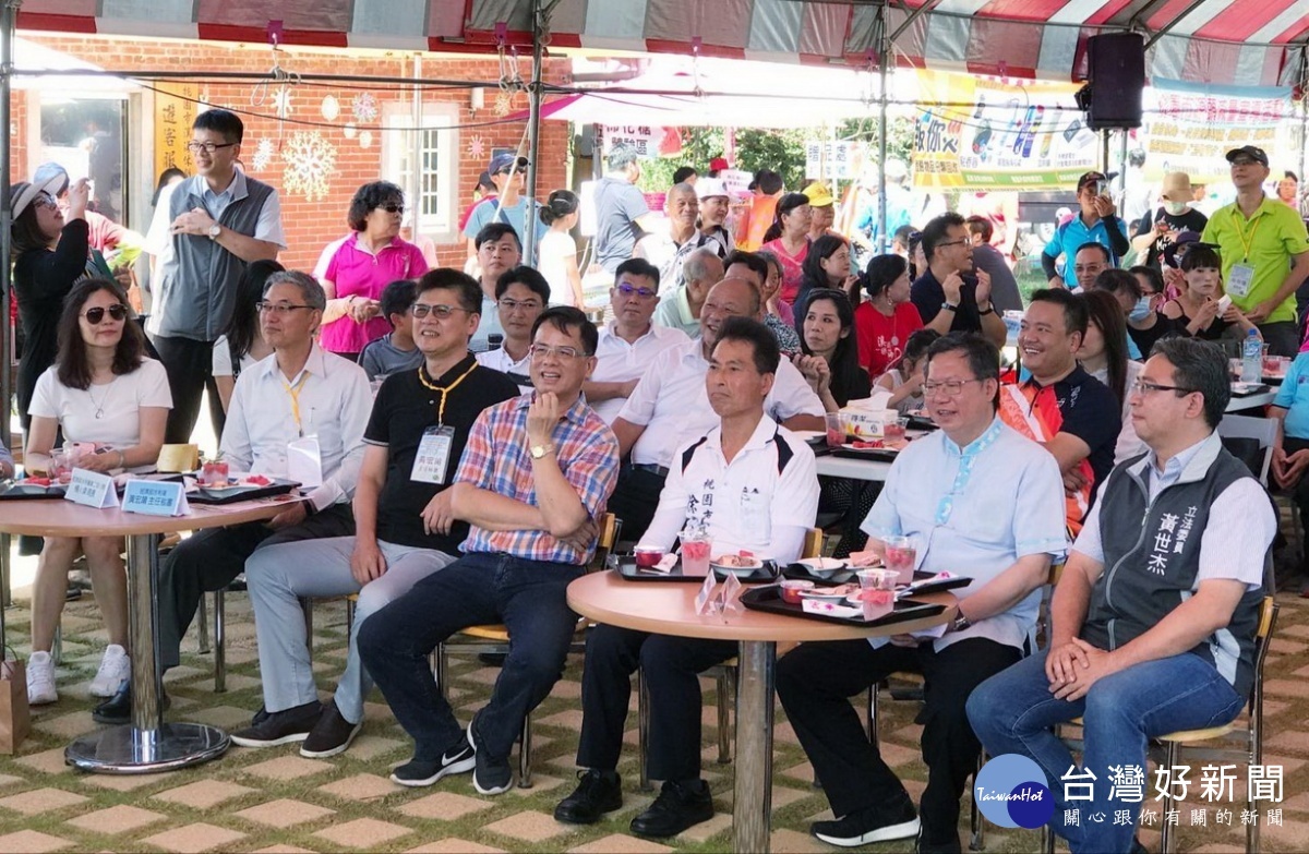 桃園市政府水務局舉辦「企業防災推廣交流會」,與桃園市長鄭文燦、近千位民眾共同體驗西瓜節農創市集及滯洪池景觀。