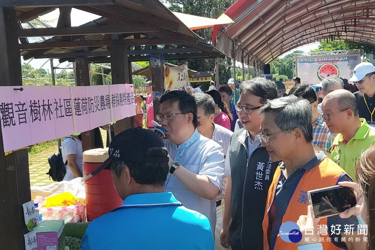 桃園市政府水務局舉辦「企業防災推廣交流會」,與桃園市長鄭文燦、近千位民眾共同體驗西瓜節農創市集及滯洪池景觀。