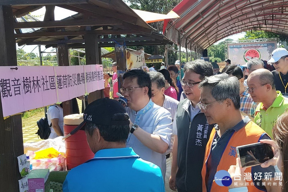 桃園市政府水務局舉辦「企業防災推廣交流會」，與桃園市長鄭文燦、近千位民眾共同體驗西瓜節農創市集及滯洪池景觀。