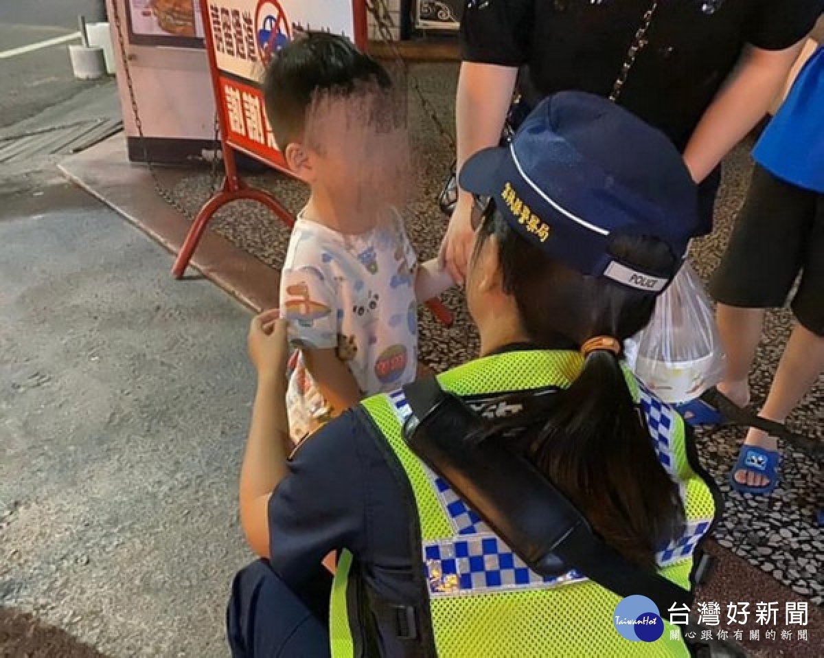 公正所警員尋獲一名幼童在夜間獨自行走在馬路上疑似迷路，暖心女警牽著男童挨家挨戶詢問，終於平安將男童送返家中。