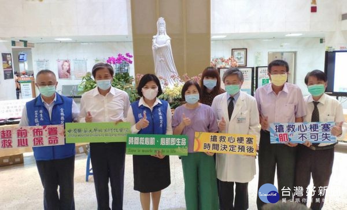 為爭取到院前判斷疑似急性心肌梗塞患者，提高救治機會，北港媽祖醫院與林碧鈴女士捐贈消防局無線12導程心電圖儀，由縣長張麗善代表接受並回贈感謝狀。
