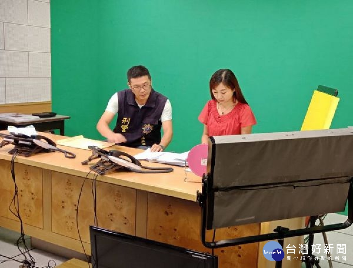 北港分局為守護青少年暑期安全暨活動空間，偵查隊長鄧家福前往電視台宣導不吸毒、不入幫派、不參與詐騙集團及不援交等暑期重點工作，觀眾反應熱烈。