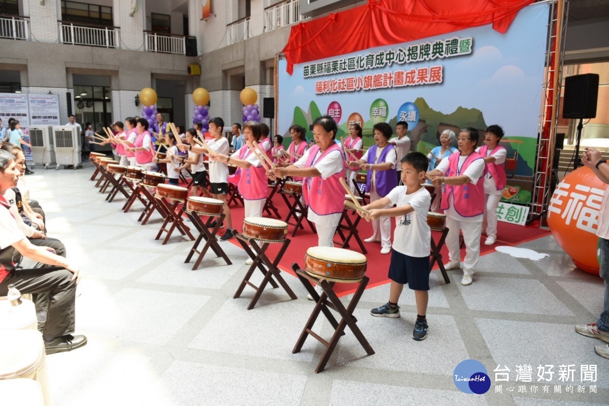竹南鎮領航社區的千歲擊鼓(老少共鼓)動態表演。