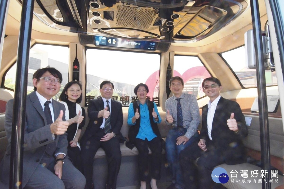 彰濱自駕觀光小巴正載客上路,縣長王惠美經濟部常務次長林全能、彰化縣長王惠美、勤崴國際總經理黃晟中、車輛研究測試中心總經理王正健、行政院科會辦主任張文櫻等人乘車體驗。