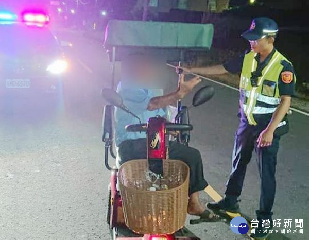 年近80歲的瘖啞老翁因迷路且車子故障擋在車道，民眾協助報警處理，臺西警方發揮耐心比手畫腳與他溝通，最後順利將老翁安全送返家中。