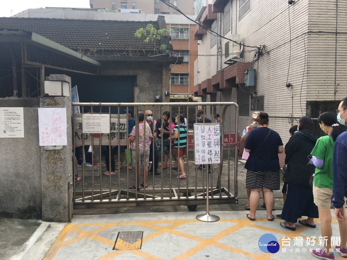 三倍劵上路,龜山警分局避免發生排隊人龍及糾紛,在八處郵局駐點守望維持排隊人潮秩序。