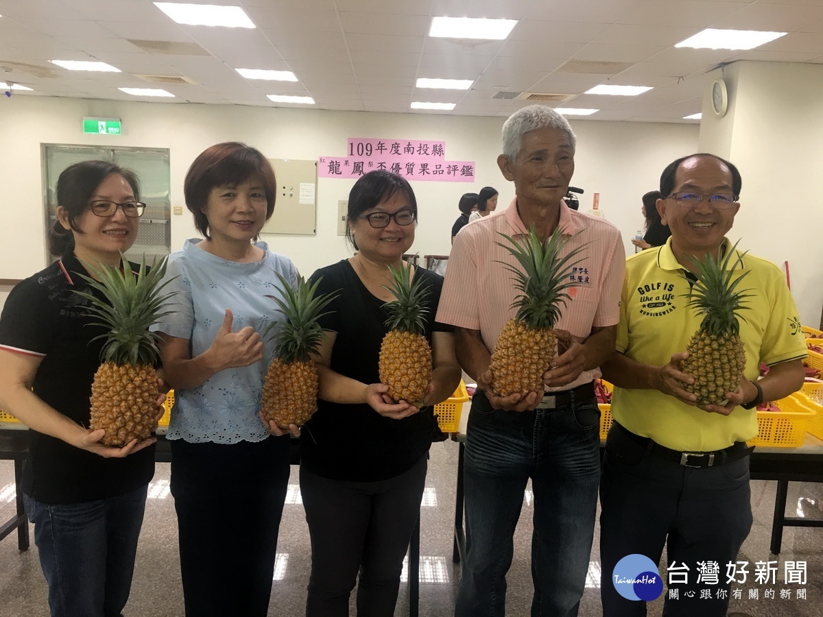 農會理事長林隆波等人都推薦名間鳳梨紅龍果。（記者扶小萍攝）