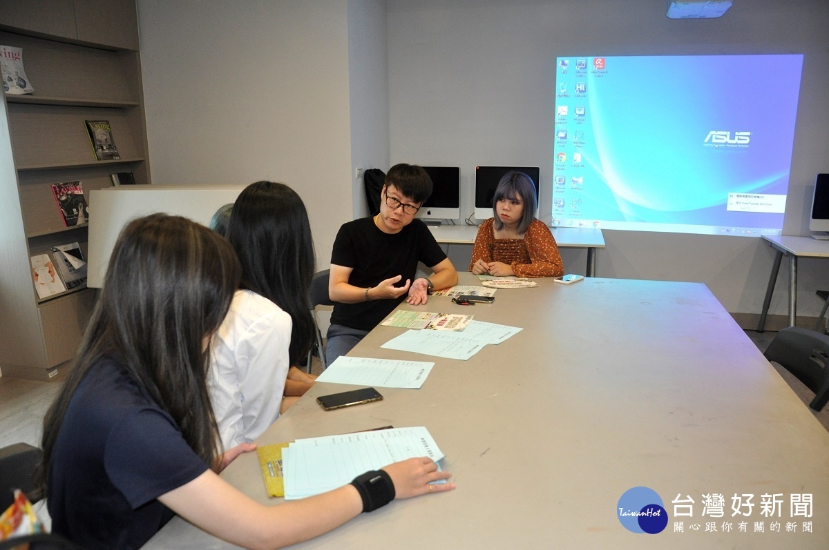 「典髮型」美髮機構總監黃韋捷(右二)親自到校甄選學生,並為學生做性向測驗。