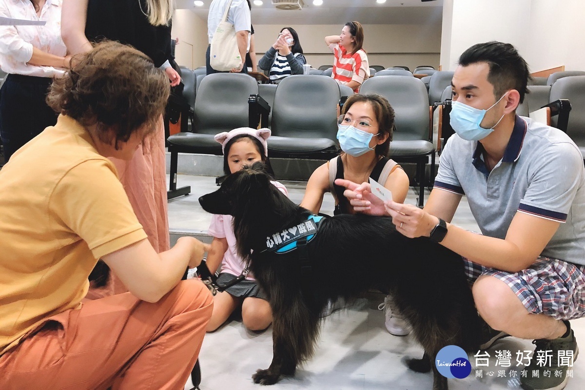 桃園新創團隊「台灣心輔犬培育團隊」攜手聯新醫院合作心輔犬陪伴計畫，培訓流浪犬開發特殊兒童潛能。