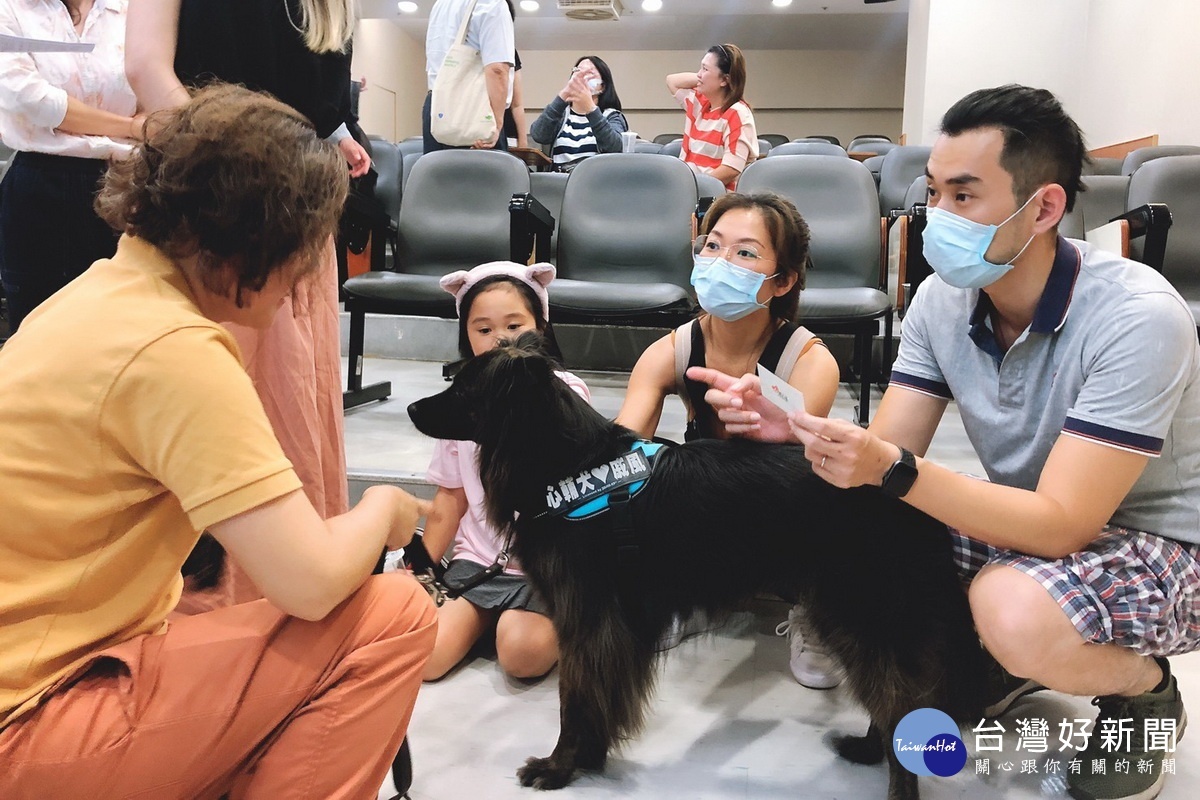 桃園新創團隊「台灣心輔犬培育團隊」攜手聯新醫院合作心輔犬陪伴計畫,培訓流浪犬開發特殊兒童潛能。