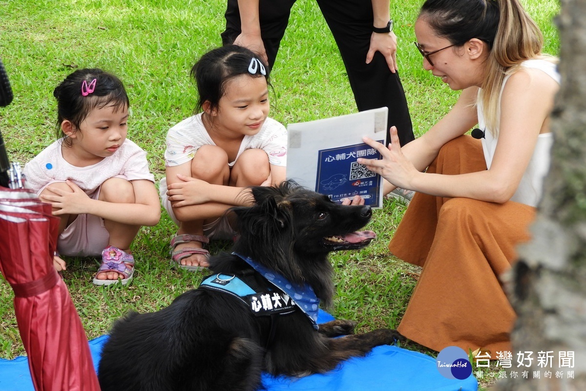 桃園新創團隊「台灣心輔犬培育團隊」攜手聯新醫院合作心輔犬陪伴計畫,培訓流浪犬開發特殊兒童潛能。