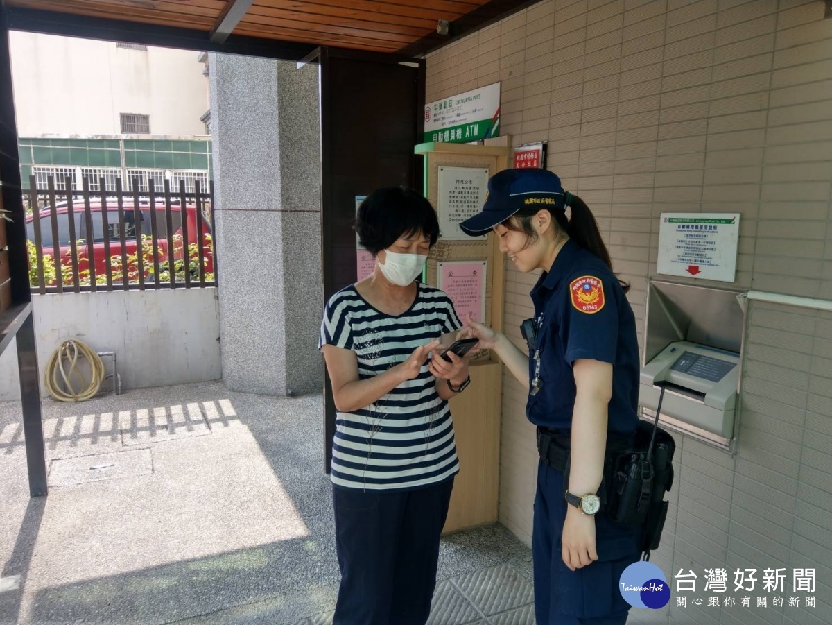 楊梅警分局於楊梅、秀才、光華等郵局周邊駐點守望，使每位民眾安心領購振興三倍券。