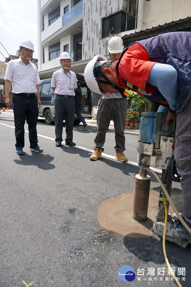 市府監督林森東路段鑽心取樣過程／嘉義市府提供