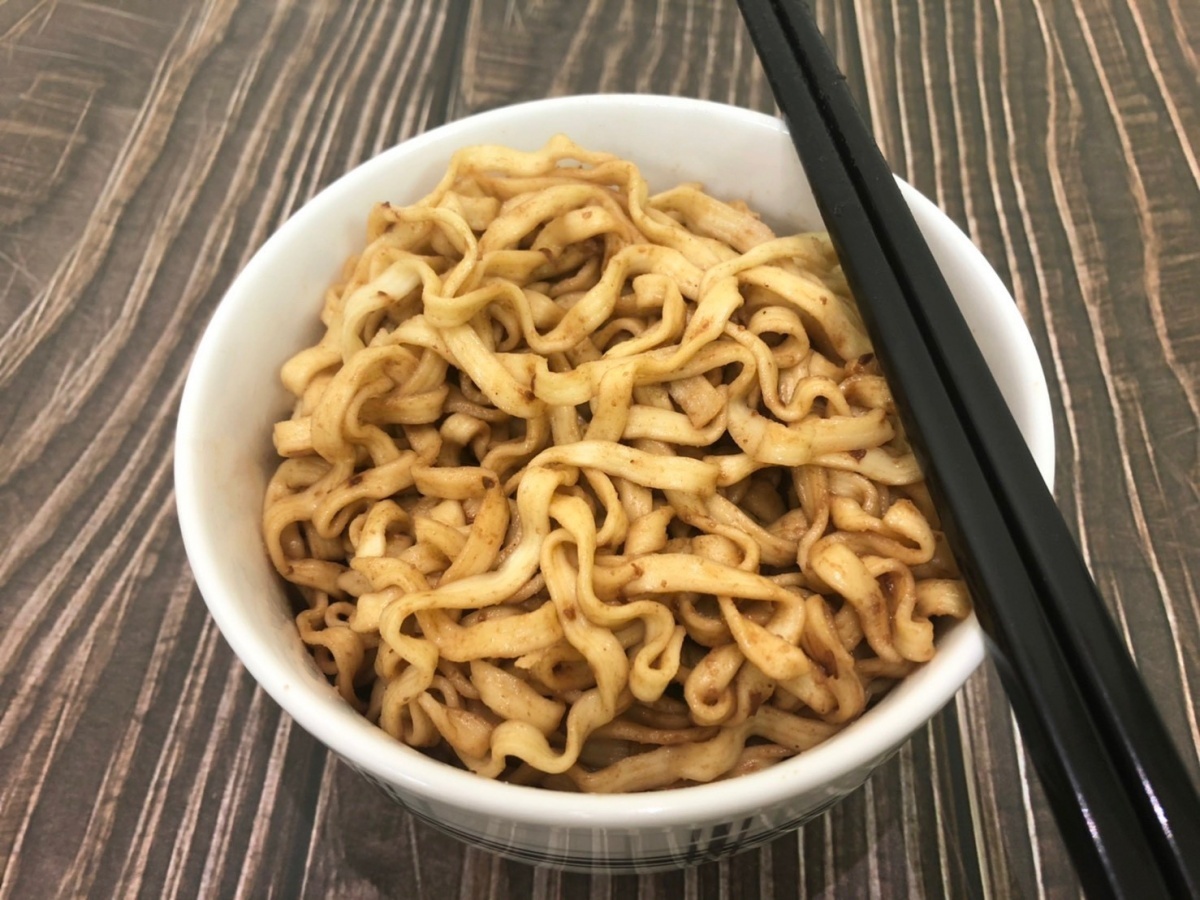 網友覺得巷口乾麵麻醬口味頗好吃,也好奇更高價位乾拌麵的味道如何。(圖/翻攝自批踢踢)