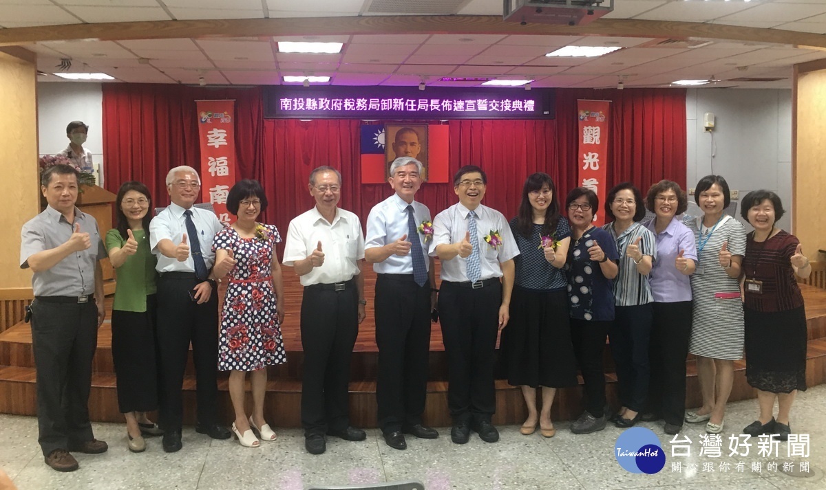 來賓們給予周局長祝福。(記者扶小萍攝)