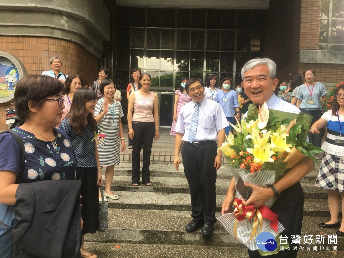 周局長謝謝同仁的支持。(記者扶小萍攝)
