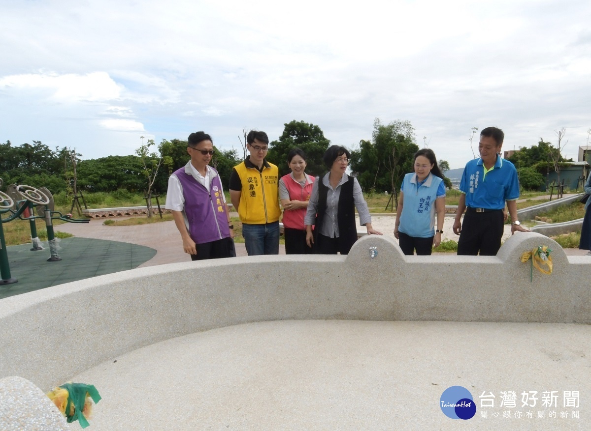 縣長王惠美等人視察民族新村公園 景觀改善工程設施成果。