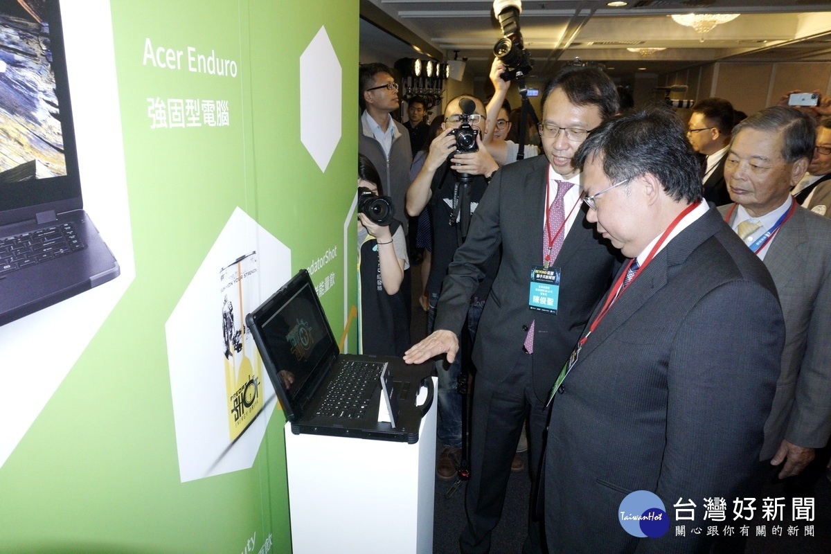 桃園市長鄭文燦參觀宏碁集團所展示的全新強固型筆電系列產品。