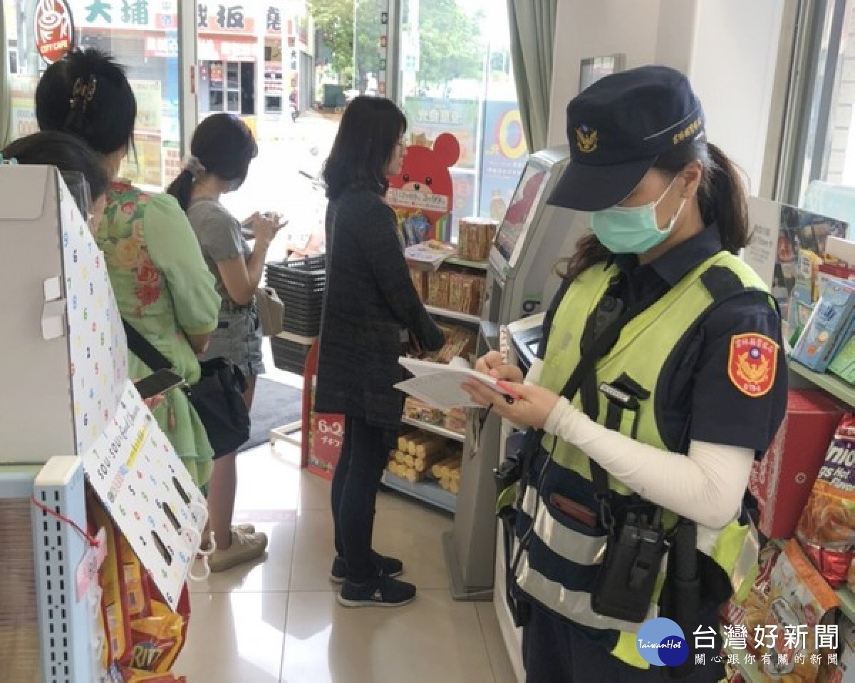 振興三倍券正式上路,郵局及超商預購領券出現排隊人龍,北港分局安排警力在場維持秩序,亦提醒民眾依規定購買等細節。