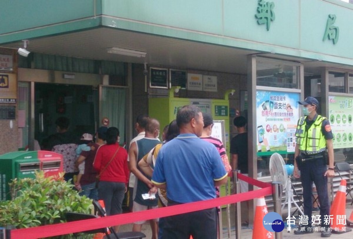 振興三倍券正式上路,郵局及超商預購領券出現排隊人龍,北港分局安排警力在場維持秩序,亦提醒民眾依規定購買等細節。