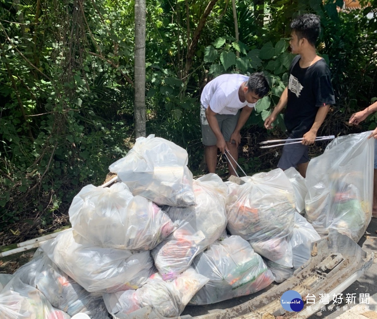 移工睦鄰志工隊維護環境清潔提升居住品質。(勞工及青年科提供)