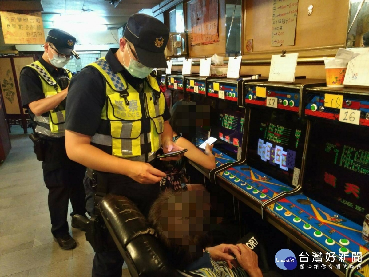 維護治安打擊不法,八德警執行威力掃盪。